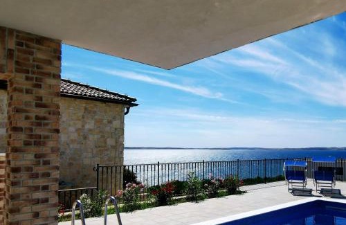 Rtina Apartment | Relax at Vista Villas - Top-Rated Oceanfront Apartment