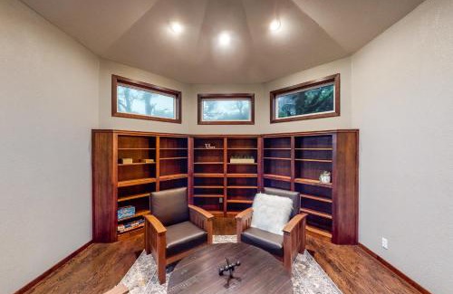 Bandon House | Pet-Friendly Vista Wavecrest with 9/10 Guest Ratings