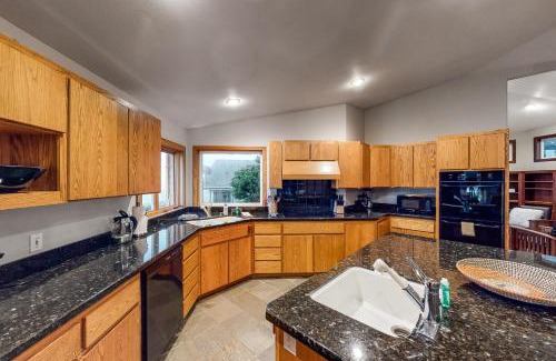 Bandon House | Pet-Friendly Vista Wavecrest with 9/10 Guest Ratings