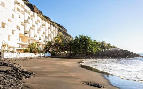 Santa Cruz de Tenerife Apartment | Vistamar Beach: 4-Star Haven with Private Oceanfront Access
