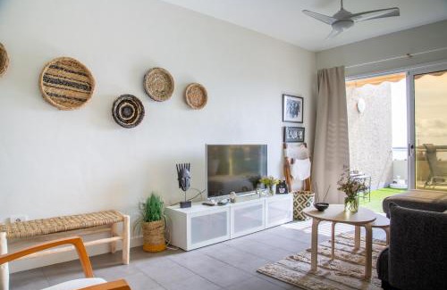 Poris de Abona Apartment | Oceanfront Retreat: Guest Rated 9.8 with Beach Views