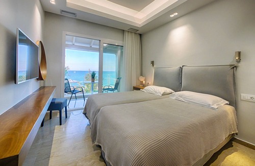 Agios Georgios Pagon Apartment | Vistonia Studio 9 - right on the beach with sea views