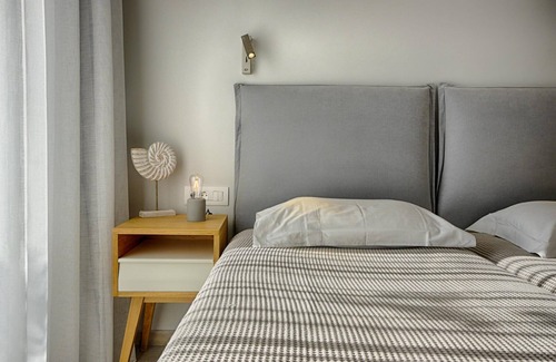 Agios Georgios Pagon Apartment | Vistonia Studio 9 - right on the beach with sea views