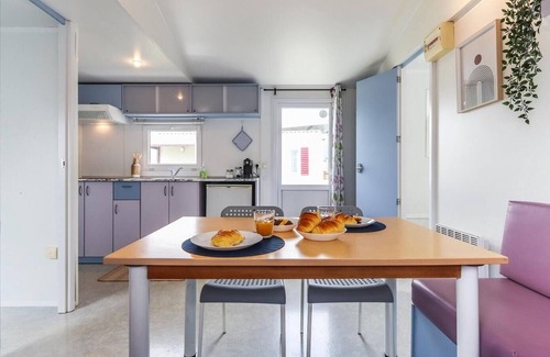 Charneca de Caparica e Sobreda Cottage | Vita Portucale: Serene Country House with Garden Oasis