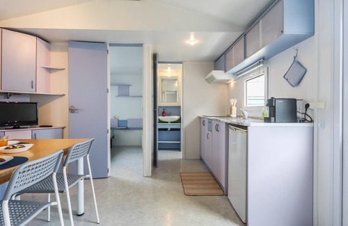 Charneca de Caparica e Sobreda Cottage | Vita Portucale: Serene Country House with Garden Oasis