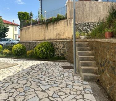 Sakës Apartment | Pet-Friendly Vito's Apartment: A Family Retreat Awaits