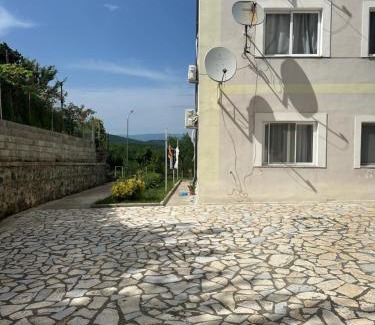 Sakës Apartment | Pet-Friendly Vito's Apartment: A Family Retreat Awaits