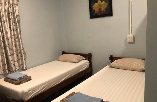 Mueang Kao House | Family-Friendly Stay at Vitoonguesthouse with Air Conditioning