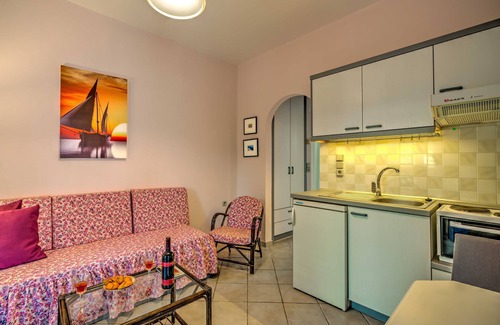 Agios Dimitrios Apartment | Pet-Friendly Vitorakis Apartments - Ideal for Families