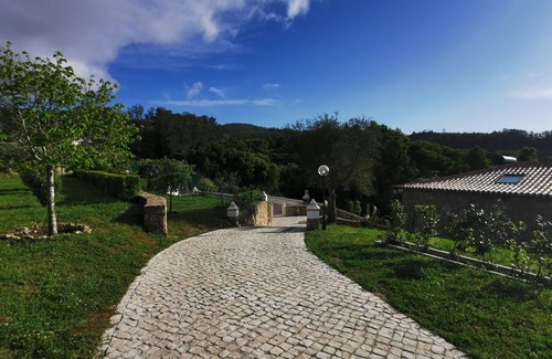 Monserrate House | Vitorino Deluxe: A Serene Retreat with Pool & Spa