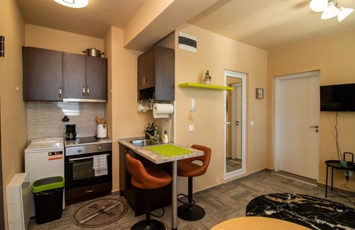 Studentski Grad Apartment | Vitosha View Apartment: Family-Friendly Stay with Parking