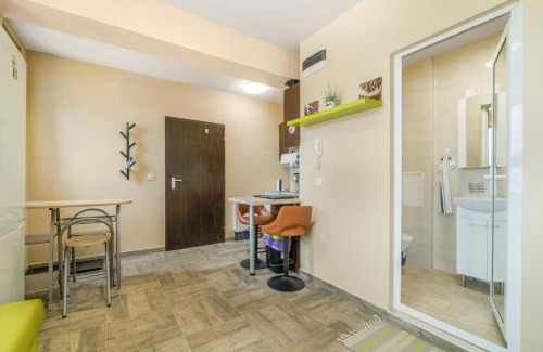 Studentski Grad Apartment | Vitosha View Apartment: Family-Friendly Stay with Parking