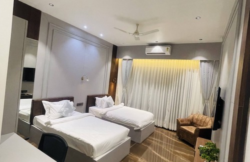 Khambhaliya Hotel | Discover Vits Jamnagar: Family-Friendly Stay with Pool