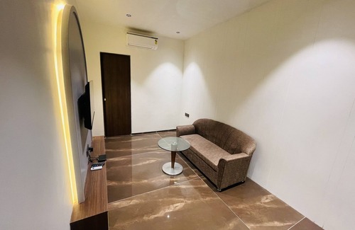 Khambhaliya Hotel | Discover Vits Jamnagar: Family-Friendly Stay with Pool