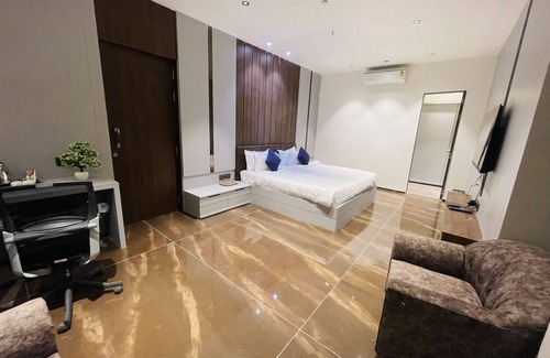 Khambhaliya Hotel | Discover Vits Jamnagar: Family-Friendly Stay with Pool