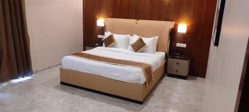 Gote Hotel | Elegant VITS-Satyajit in Karad: Pool, Spa & Family Fun