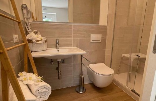 Cisano House | Inviting Vittoria Room with Breakfast & Hot Tub Access