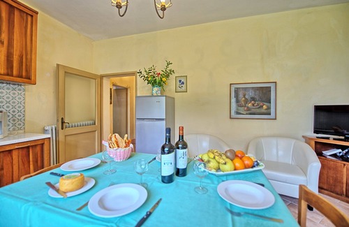 San Gimignano Apartment | Vittoriana 1: Idyllic Country House with Pool in Tuscany