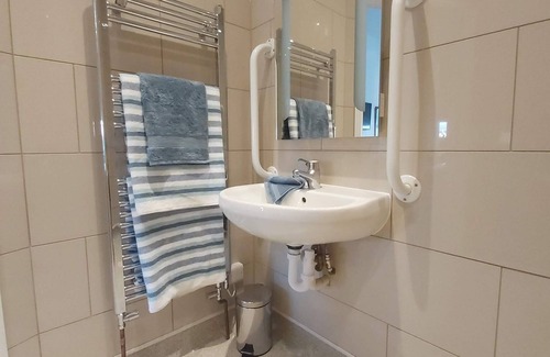 Clacton-on-Sea Bed & Breakfast | Viva Guest House: Family-Friendly Retreat with Pool & Breakfast