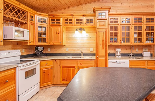 McHenry House | Viva Place: Pet-Friendly Retreat with Spa and Hot Tub