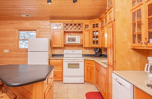 McHenry House | Viva Place: Pet-Friendly Retreat with Spa and Hot Tub