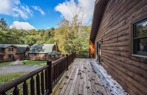 McHenry House | Viva Place: Pet-Friendly Retreat with Spa and Hot Tub