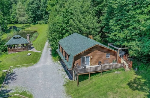 McHenry House | Viva Place: Pet-Friendly Retreat with Spa and Hot Tub