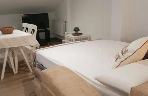 Old Town Baeza Apartment | Explore Hornazo: Pet-Friendly Haven with 9/10 Guest Rating