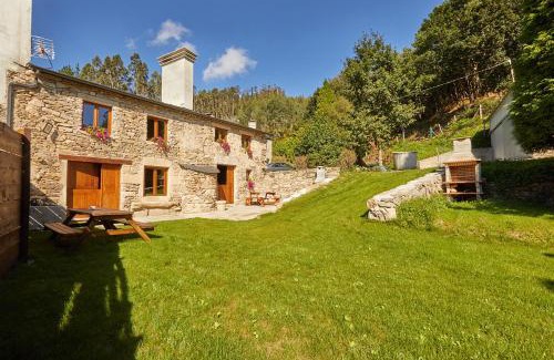 Viveiro House | Family-Friendly Retreat at Río Pedroso - Rated 10/10!