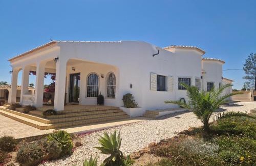 Silves Villa | Experience Vivenda Sabrina: Oceanfront Bliss & Family Fun