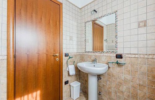 Povegliano Veronese Apartment | Artful Retreat at Vivere in Arte Near the Airport