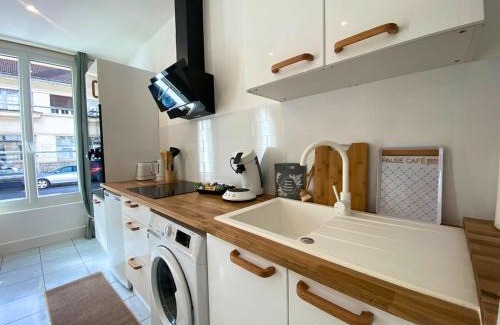 Chalons-en-Champagne Apartment | Modern Comfort for 4 with Child-Friendly Amenities