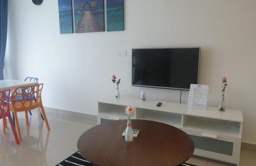 Shah Alam Apartment | Family-Friendly Vivian's Suite with Pool and Spa Amenities