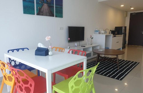 Shah Alam Apartment | Family-Friendly Vivian's Suite with Pool and Spa Amenities