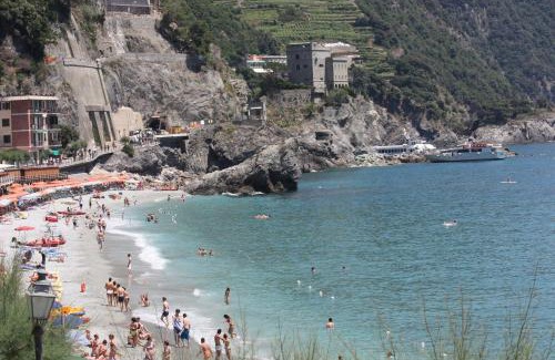 Cinque Terre House | Inviting Viviani Raffaella: Oceanfront Oasis for Families