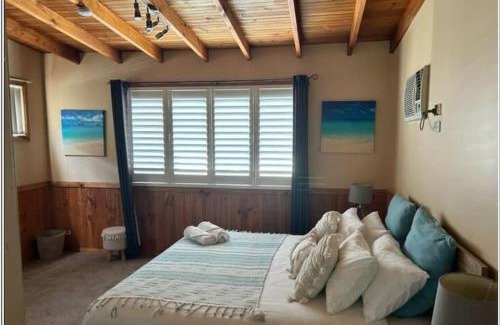 Gwandalan House | VIVID - Oceanfront House with Heated Pool & EV Station