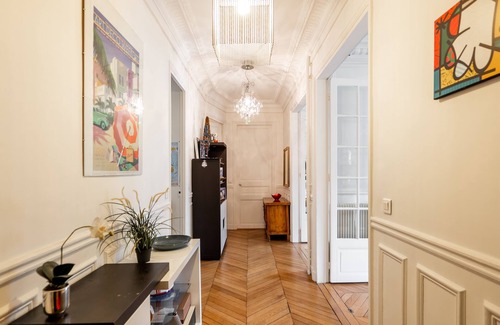 Saint-Lambert Apartment | Vivid Vivace by Veeve: Guest Rated 10/10 with Spa & Kitchen