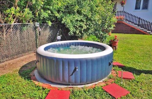Tiszafured House | Vizililiom Vendégház: Family-Friendly with Hot Tub & Breakfast