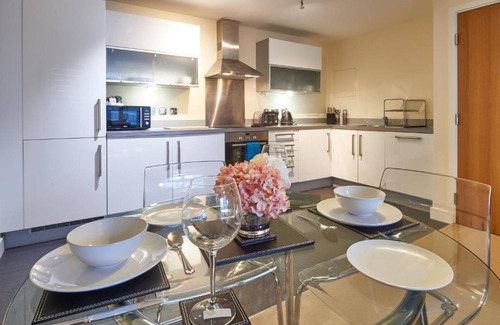 Central Milton Keynes Apartment | Elegant Stay at Vizion by ShortstayMK with Spa & Kitchen