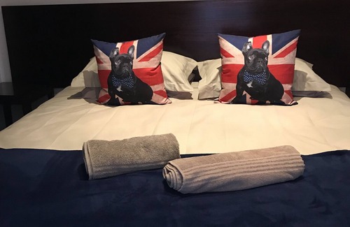 Uitenhage House | Relax at VJ's Guesthouse with Restaurant & Family Amenities