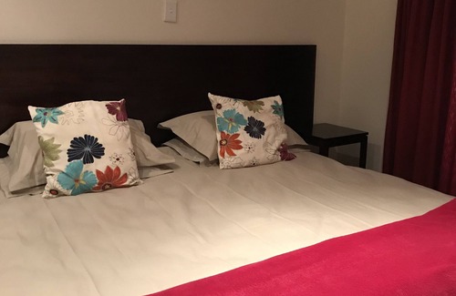 Uitenhage House | Relax at VJ's Guesthouse with Restaurant & Family Amenities