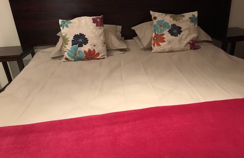 Uitenhage House | Relax at VJ's Guesthouse with Restaurant & Family Amenities