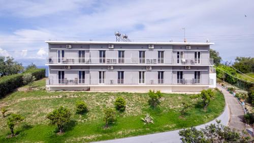 Notos Apartment | Vlassis Studios: Guest Rated 10/10, Pet & Child Friendly