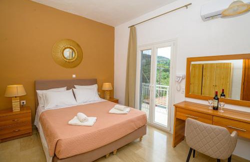Notos Apartment | Vlassis Studios: Guest Rated 10/10, Pet & Child Friendly