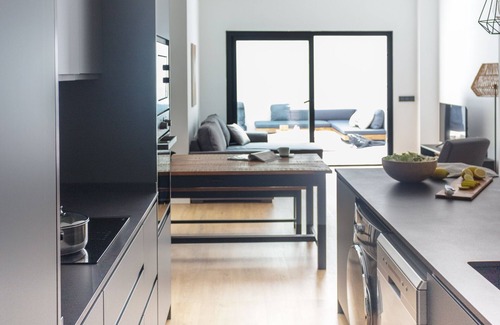 Camins al Grau Apartment | Stylish Three-Bedroom Apartment with Terrace and Spa