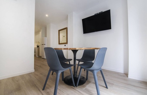 El Mercat Apartment | Modern One Bedroom Apartment in the City Center