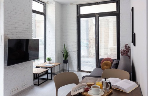 Poblats Maritims Apartment | Inviting Studio Escape Near Harbor with Spa & Breakfast