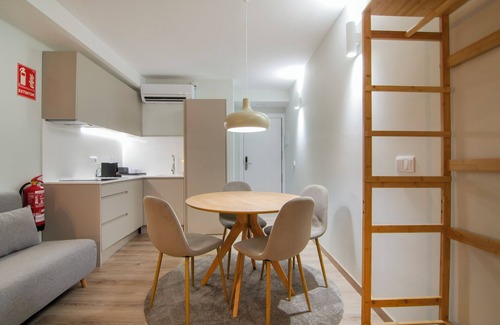 Montolivet Apartment | Valencia's Urban Retreat: Modern Studio with Spa & Breakfast