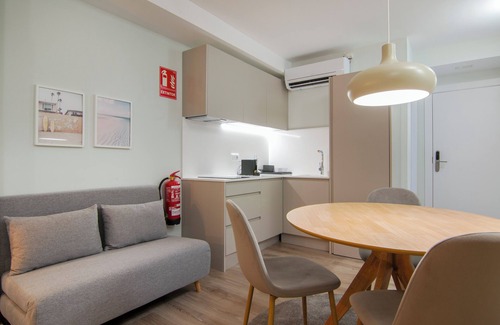Montolivet Apartment | Valencia's Urban Retreat: Modern Studio with Spa & Breakfast