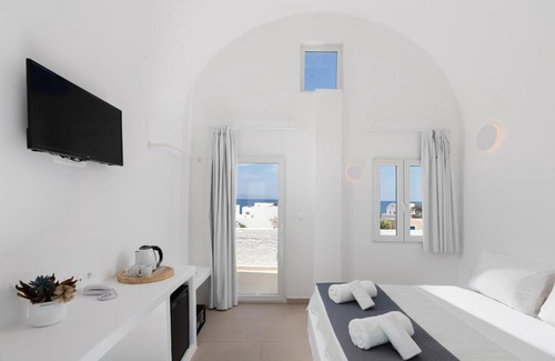 Kamari Hotel | Discover VOCA HOTEL & SUITES: Family-Friendly Retreat